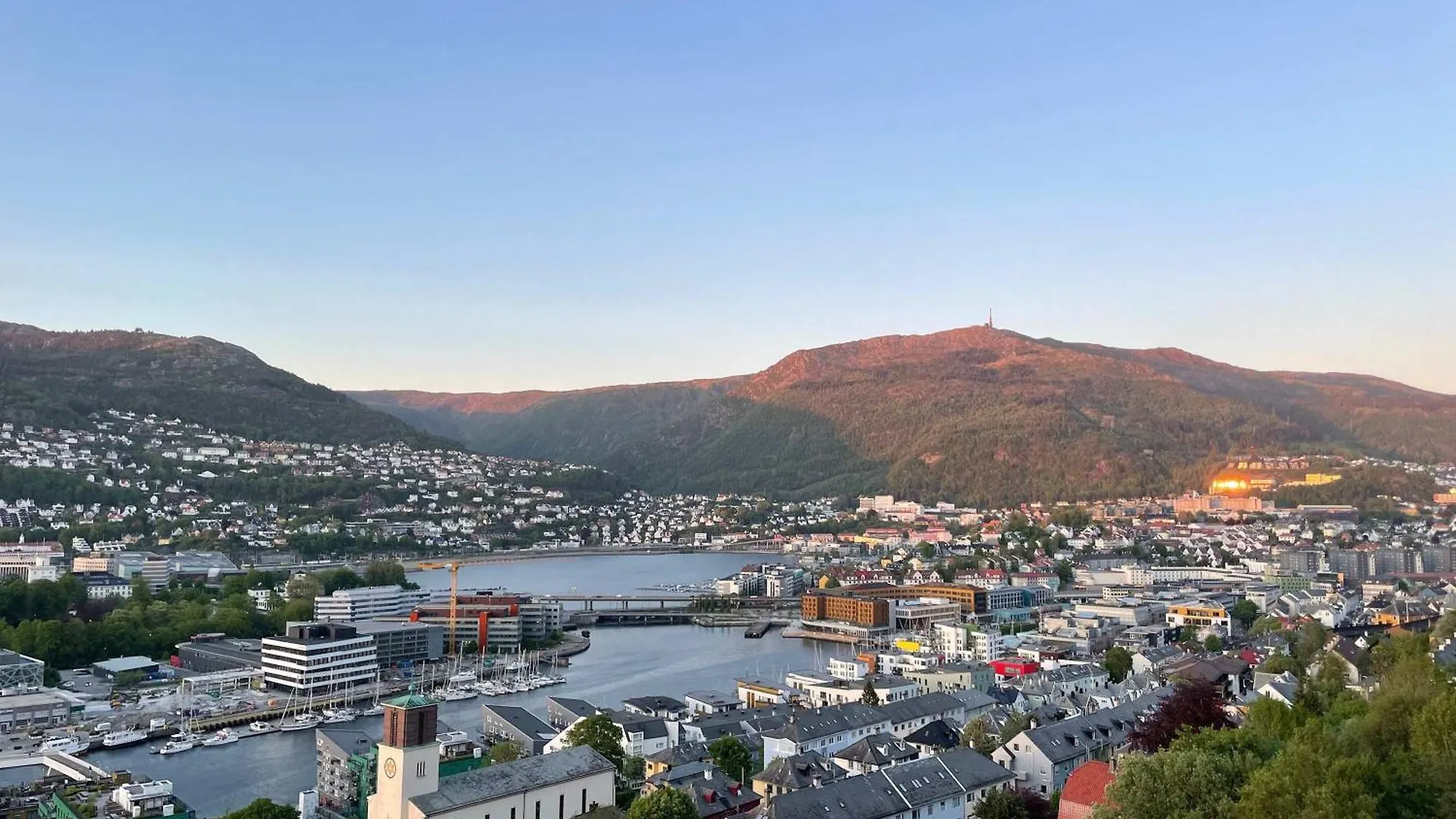 Great View - King Bed - Balcony W Roof - Sunroom Bergen Apartment